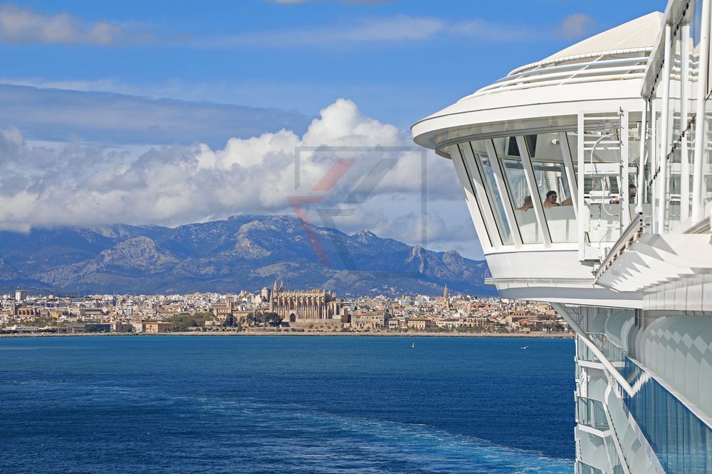 Bordwand der Symphony of the Seas überragender Whirlpool