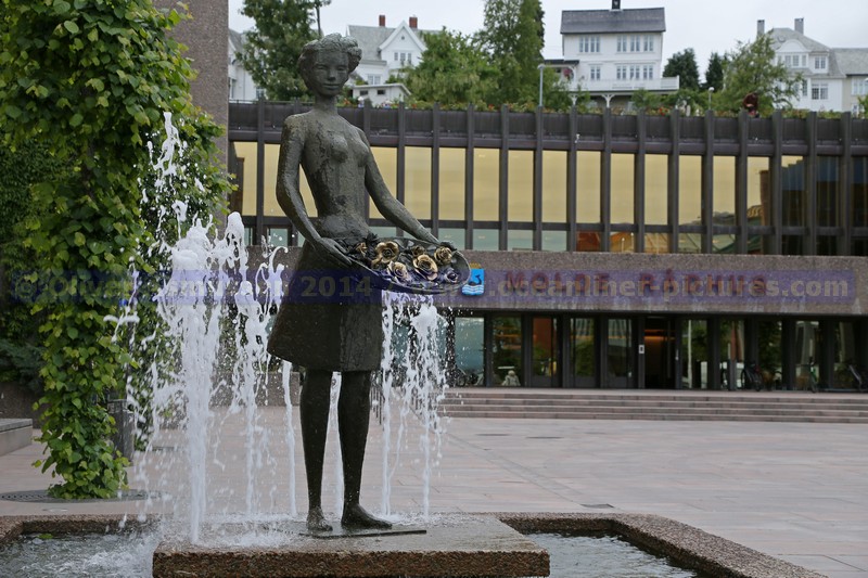 Bronzeskulptur Rosepiken auf dem Rathausplatz in Molde