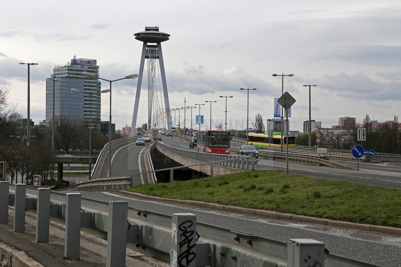 Bruecke des Slowakischen Nationalaufstandes und UFO-Tower Bratislava 02.04.2015