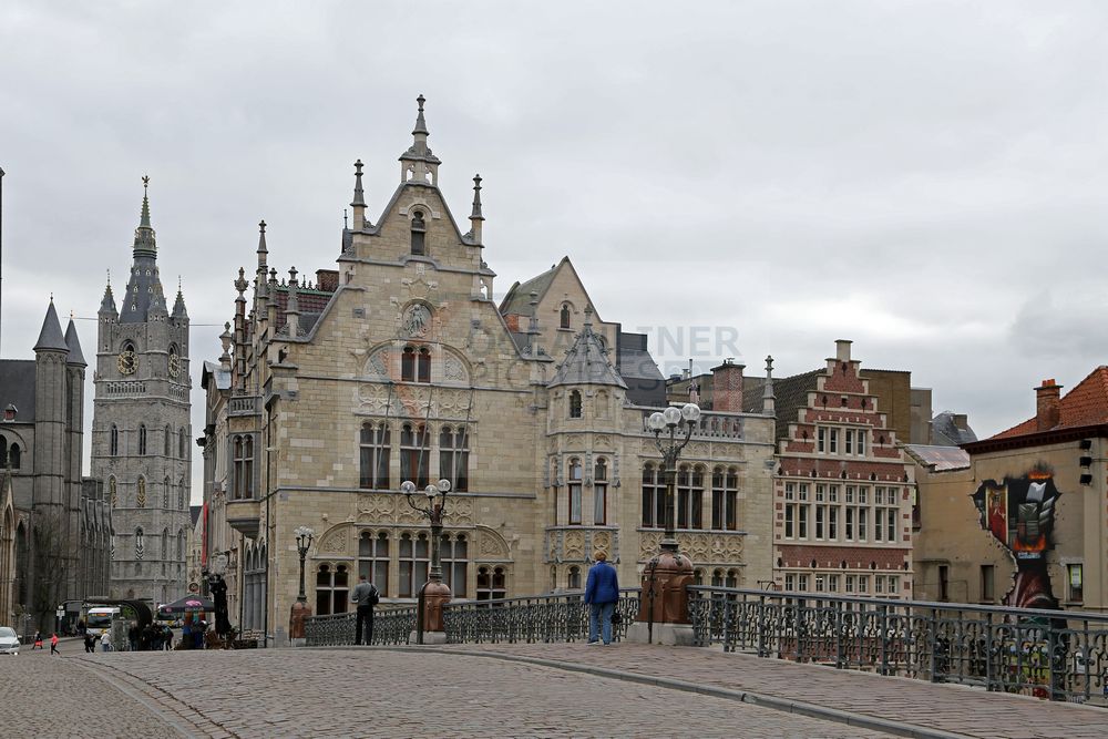 Brücke mit Sint Niklaaskerk in Gent