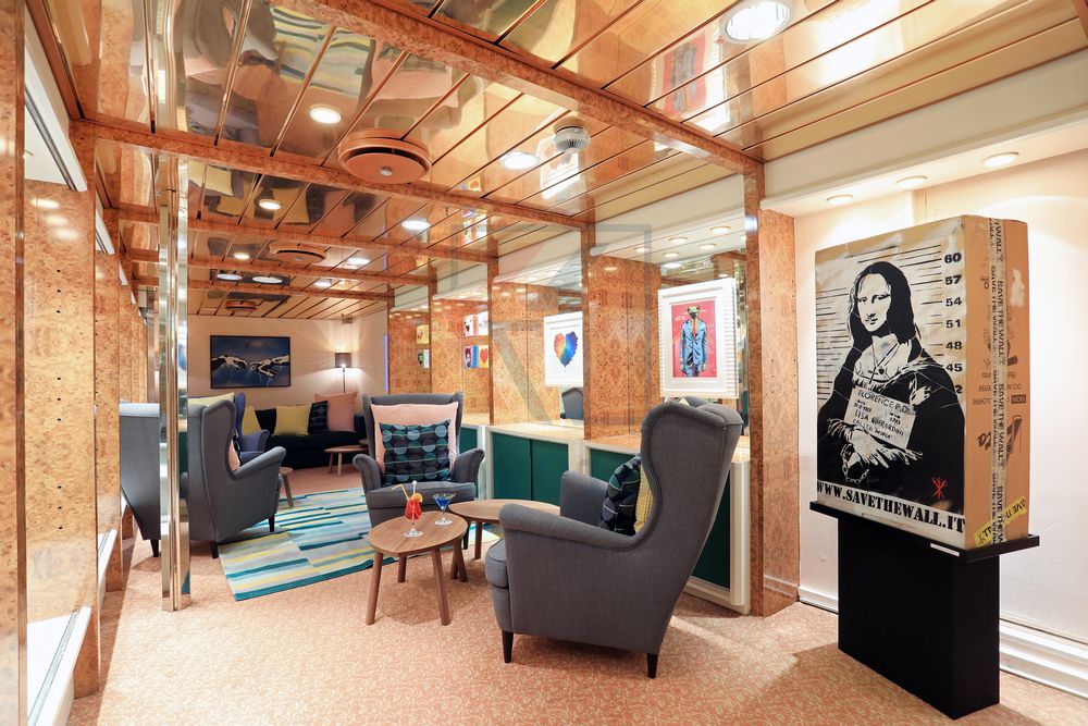 Bücherei mit Kunst von Pierpaolo Parretta Mr. Savethewall auf MS Ocean Majesty