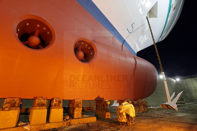 Bugstrahlruder und Steuerbordanker MS Artania am 02.11.2014 Bugstrahlruder und Steuerbordanker MS Artania am 02.11.2014