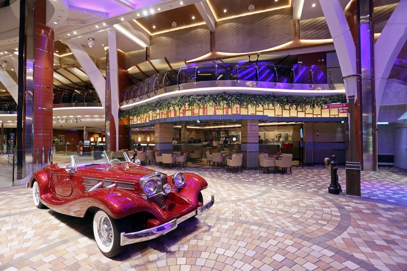 Cafe Promenade mit Oldtimer auf Allure of the Seas