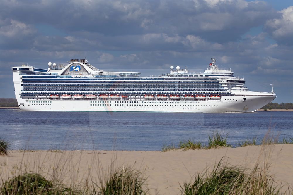 Caribbean Princess am 04. Mai 2016 auf der Elbe in Richtung Hamburg