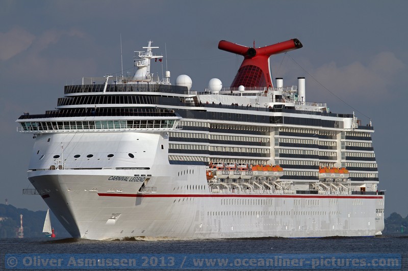 Carnival Legend auslaufend Hamburg am 09. September 2013