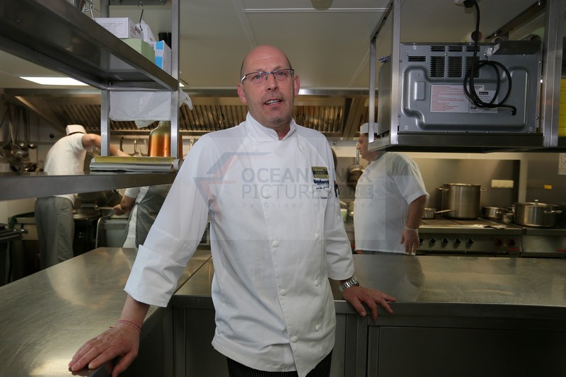 Catering Offizier Donato MS Ariana in der Kueche