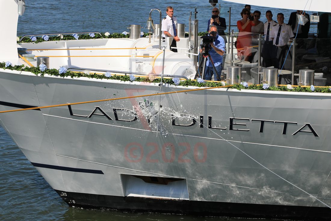 Champagnerflasche zerschellt am Bug Lady Diletta Taufe