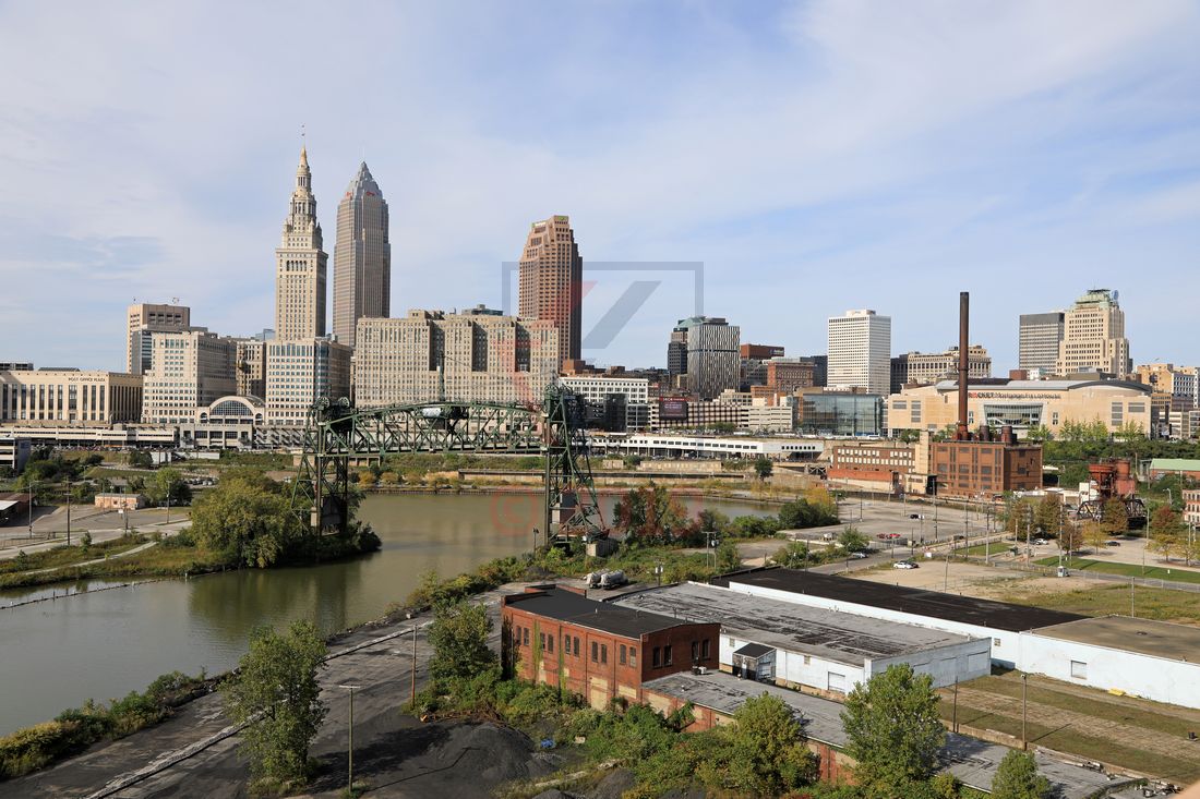 Cleveland Skyline mit Cuyahoga River und alter Hubbrücke