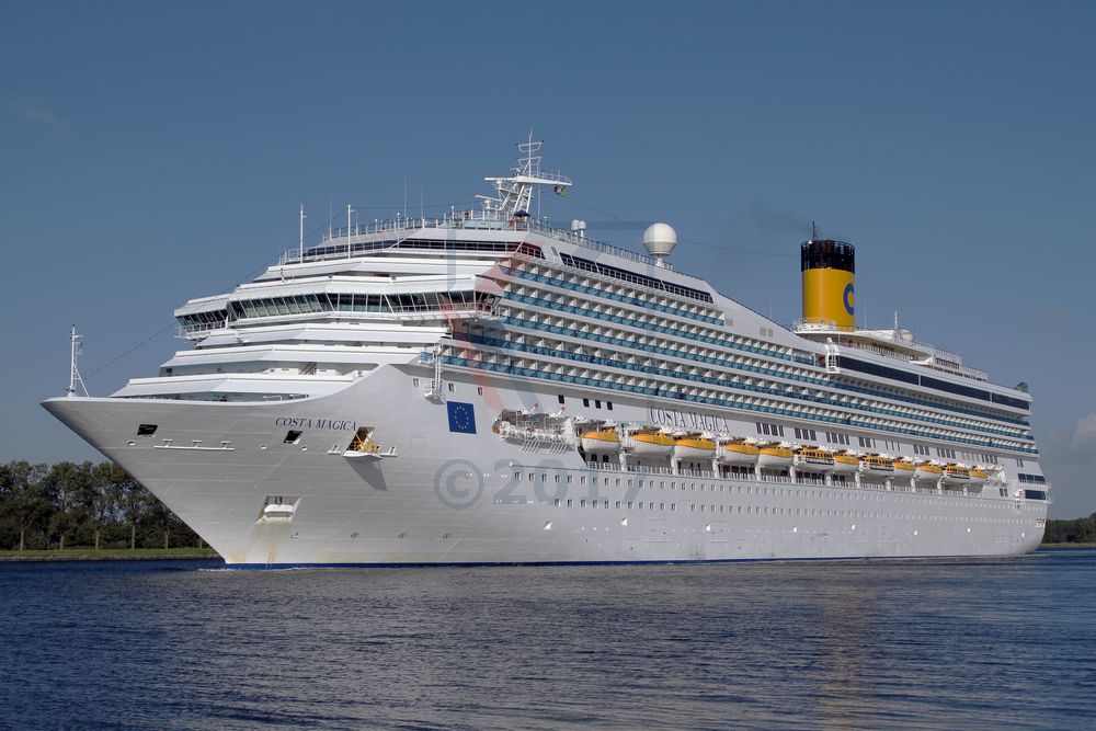 Costa Magica auf dem Nordseekanal bei Amsterdam