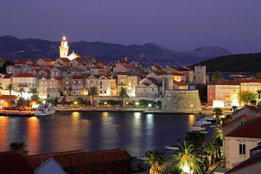 Dämmerung über der Altstadt von Korcula in Kroatien Dämmerung über der Altstadt von Korcula in Kroatien