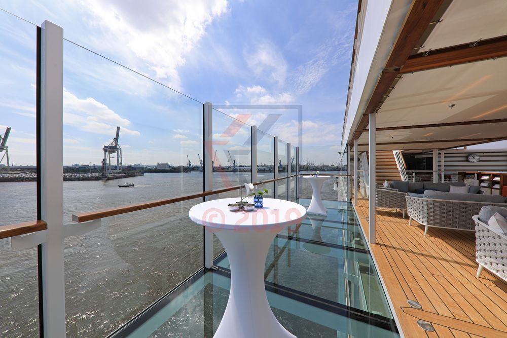 Der Glasbalkon Hanseatic nature Backbordseite