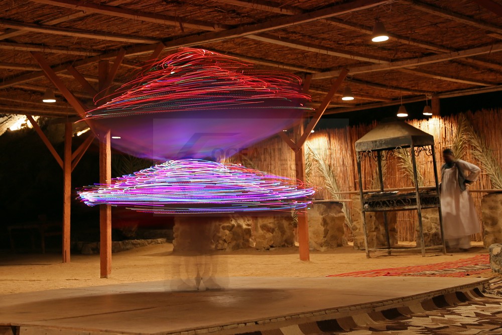Derwisch mit beleuchtetem Umhang Beduinendorf El Gouna