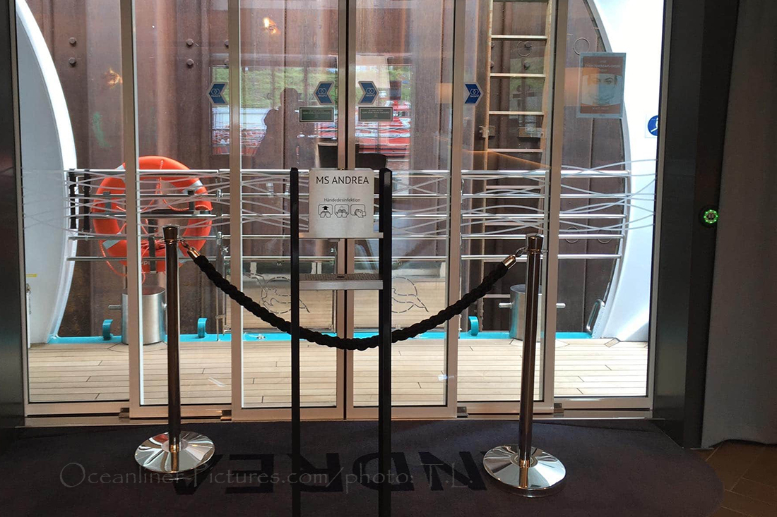 Desinfektionsspender MS Andrea Eingang