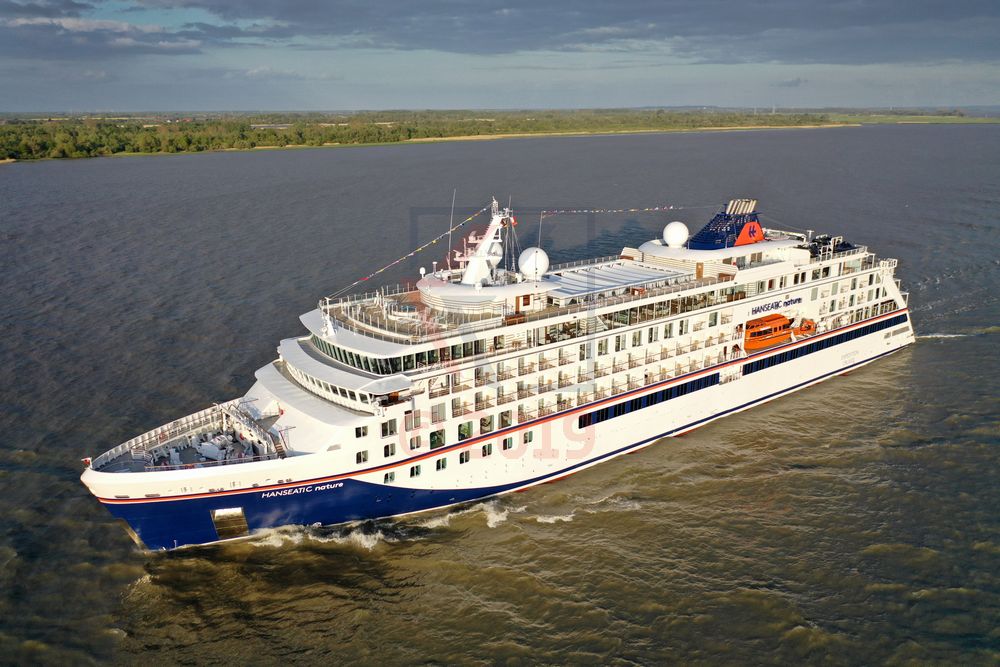 Die Hanseatic nature auf der Elbe von Hamburg kommend