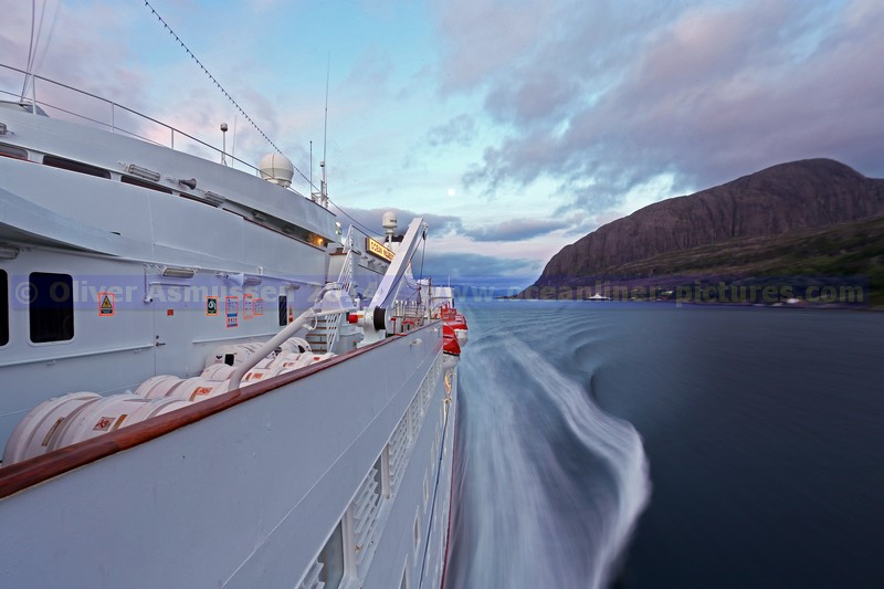 die Ocean Majesty nachts in den Norwegischen Fjorden