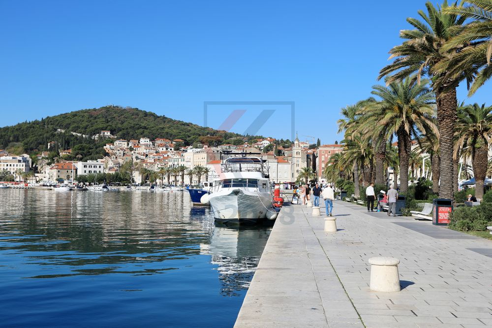 Die Uferpromenade Riva und Hausberg Marjan in Split, Kroatien