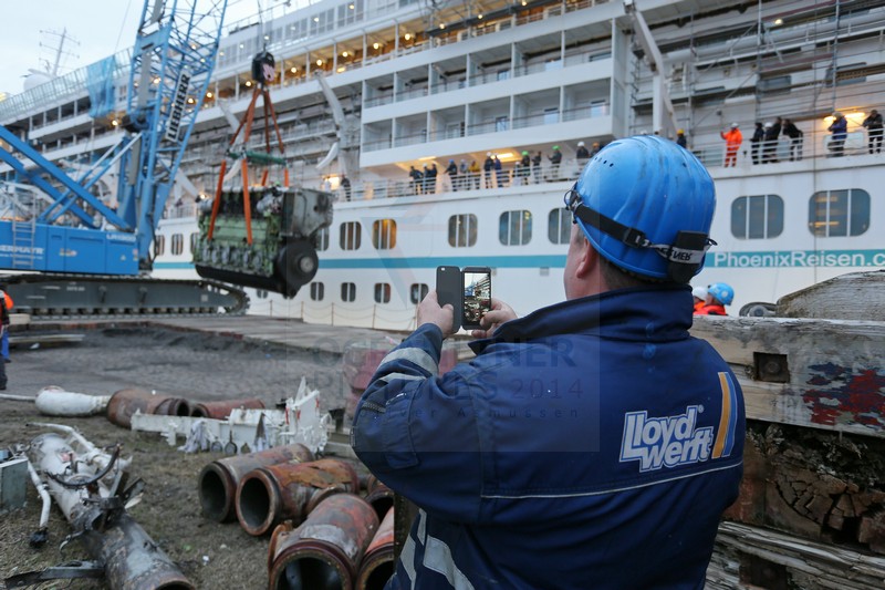 ein bewegender Moment, Ausbau der Hauptmaschine 1 MS Artania 08.10.2014