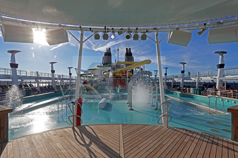 Eindrücke am Morgen vom Aqua Park Pool der Norwegian Epic