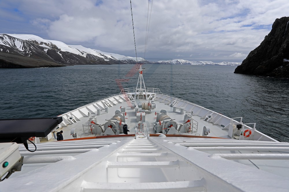 Einfahrt durch Neptuns Blasebalg in die Caldera von Deception Island, Antarktis