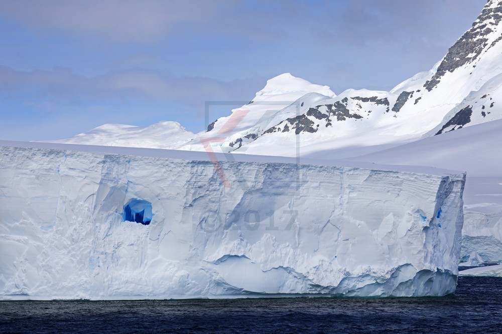 Eisberg mit blau strahlender Höhle, Gerlache Strasse, Antarktis
