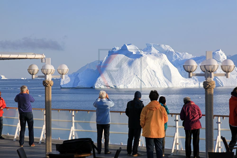 Eisberge von Bord der MS Hamburg bei Uumannaq, Grönland Eisberge von Bord der MS Hamburg bei Uumannaq, Grönland