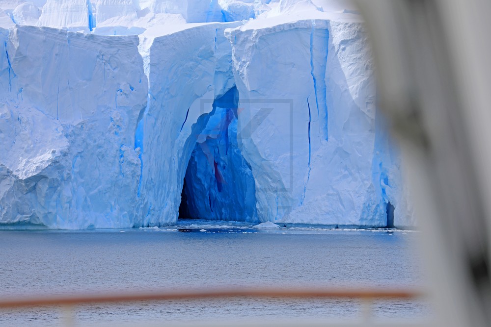 Eishöhle in einem Gletscher, Gerlache Strasse, Antarktis