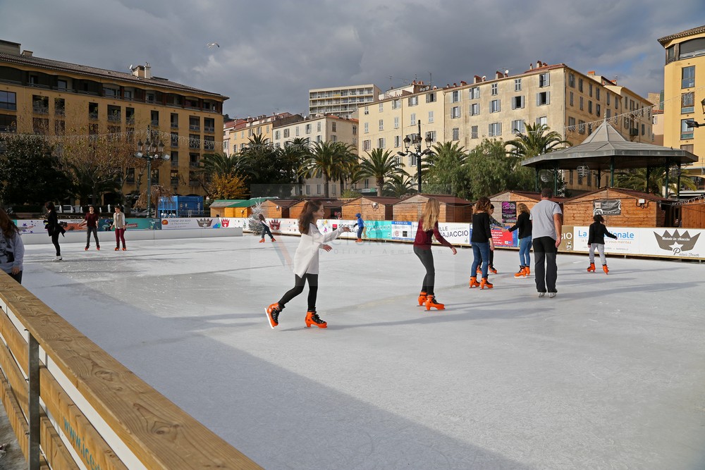 Eislaufbahn auf dem Weihnachtsmarkt in Ajaccio