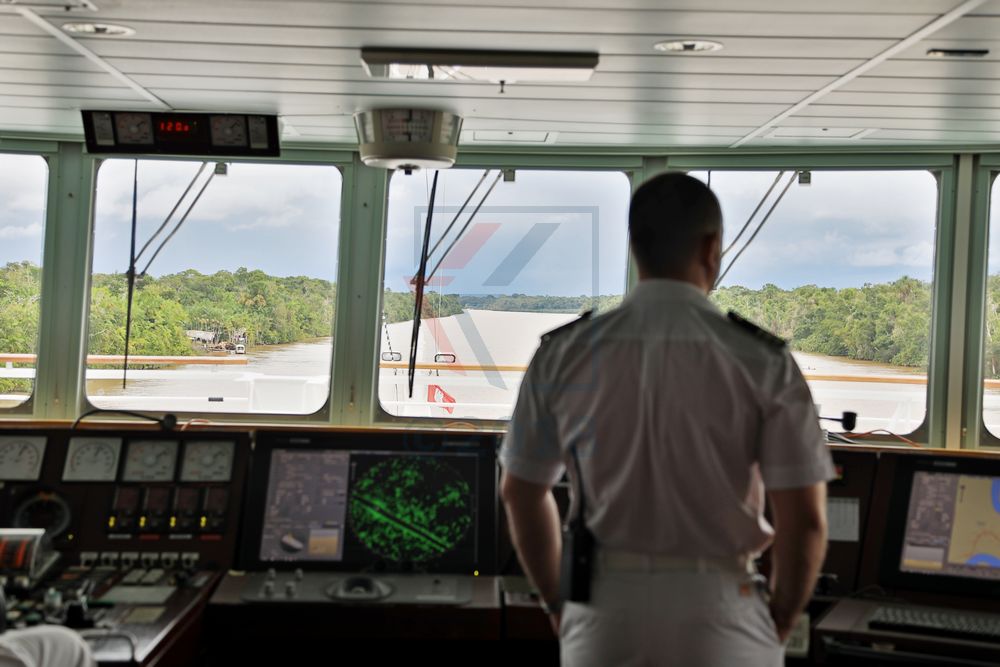 Enge Passage der Breves-Kanäle MS Hamburg Enge Passage der Breves-Kanäle MS Hamburg