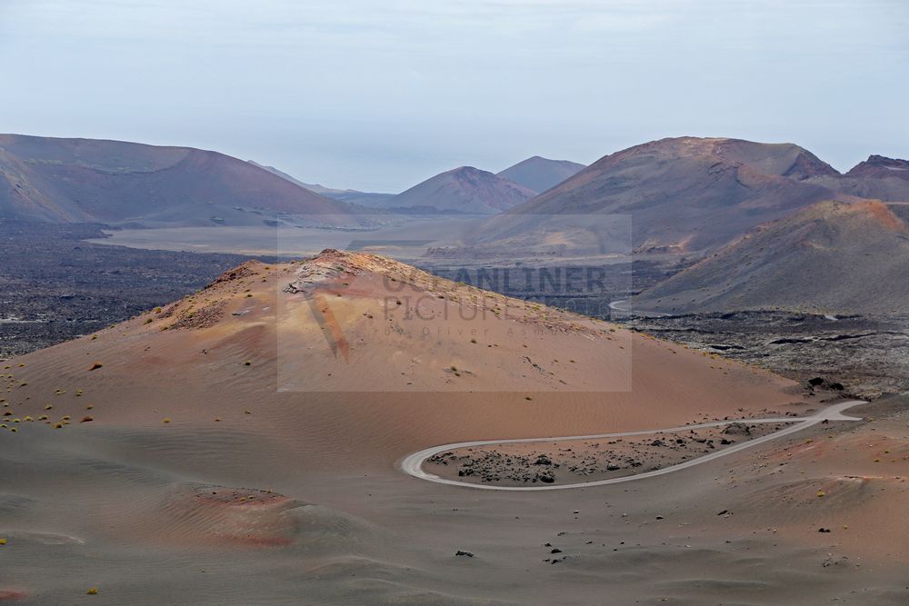 enge Straßen durch Vulkanlandschaft im Timanfaya Nationalpark auf Lanzarote