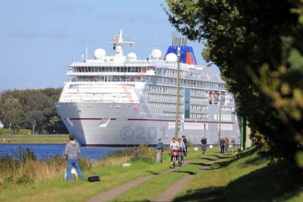 Europa 2 im Nord-Ostsee-Kanal 01.10.2017