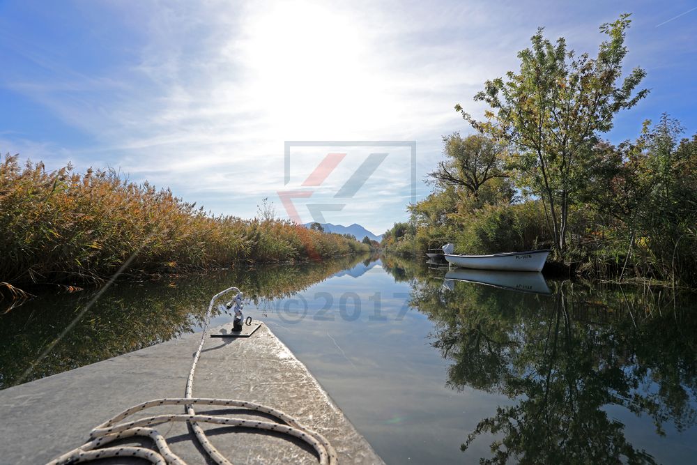 Fahrt mit dem traditionellen Lada auf dem Neretva Fluss in Kroatien Fahrt mit dem traditionellen Lada auf dem Neretva Fluss in Kroatien