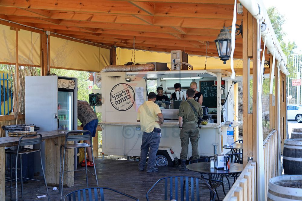 Fastfood-Bude auf dem Weg zum Toten Meer in Israel