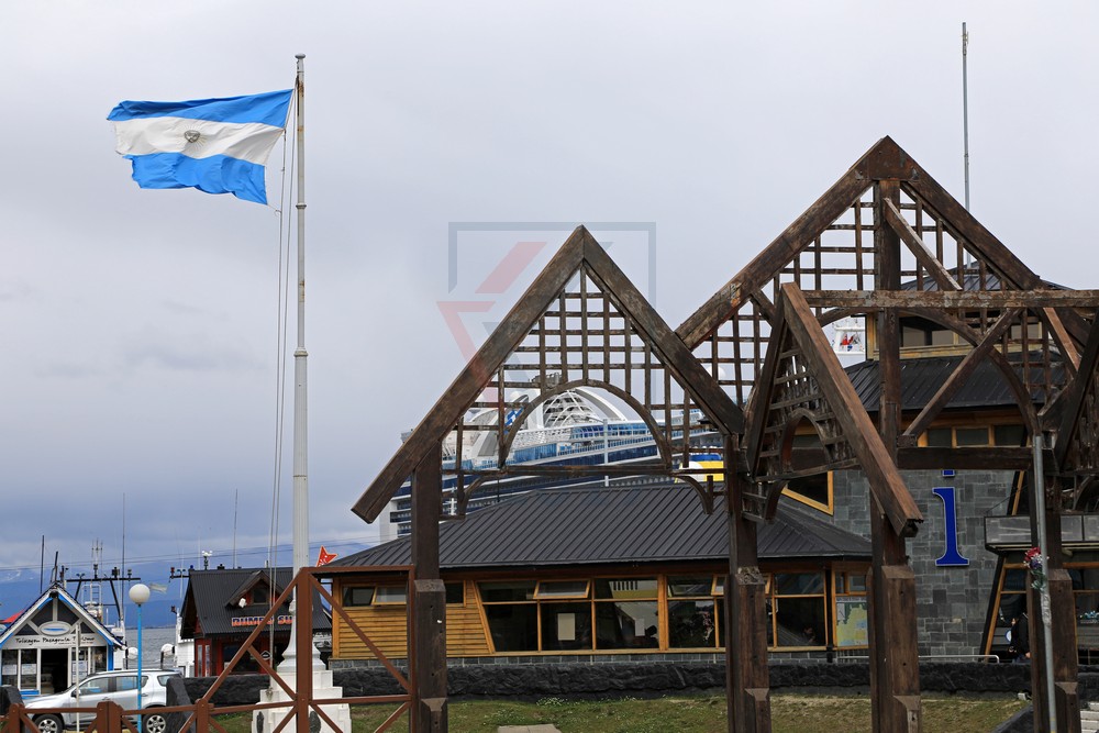 Flagge von Argentinien und Touristinfo am Hafen in Ushuaia