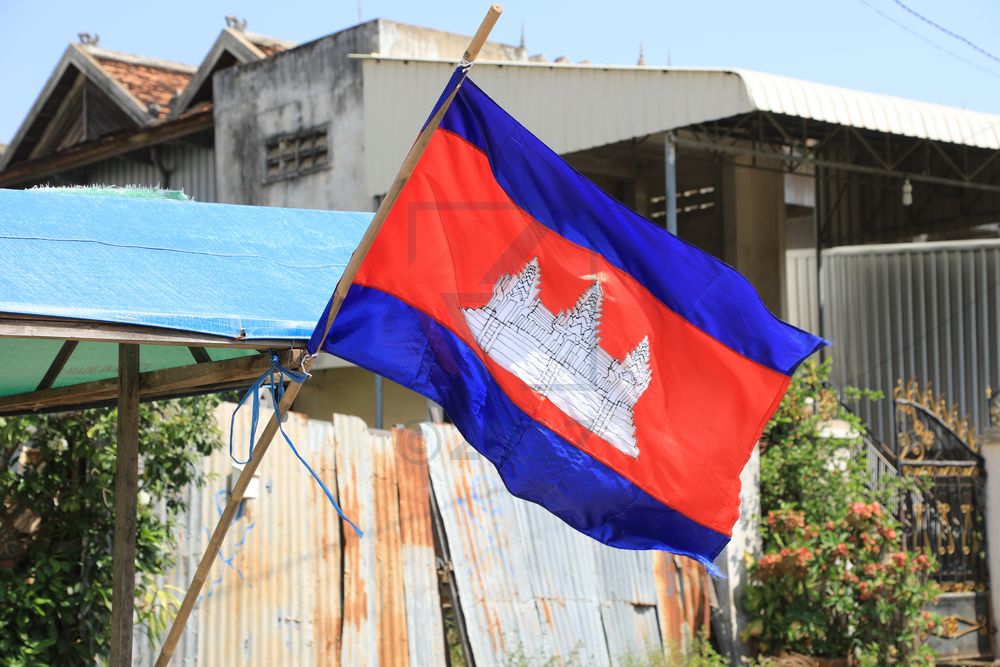 Flagge von Kambodscha mit Angkor Wat Tempel Flagge von Kambodscha mit Angkor Wat Tempel