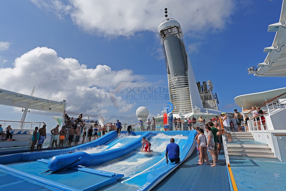 Flow Rider Surfsimulator Independence of the Seas