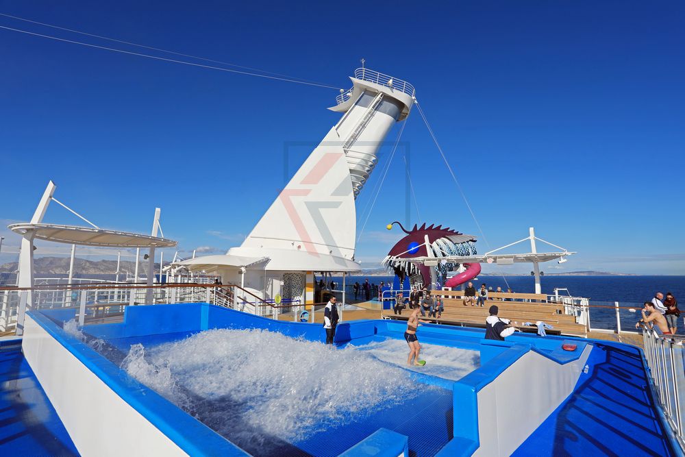 Flowrider und Eingang Ultimate Abyss Rutsche Symphony of the Seas