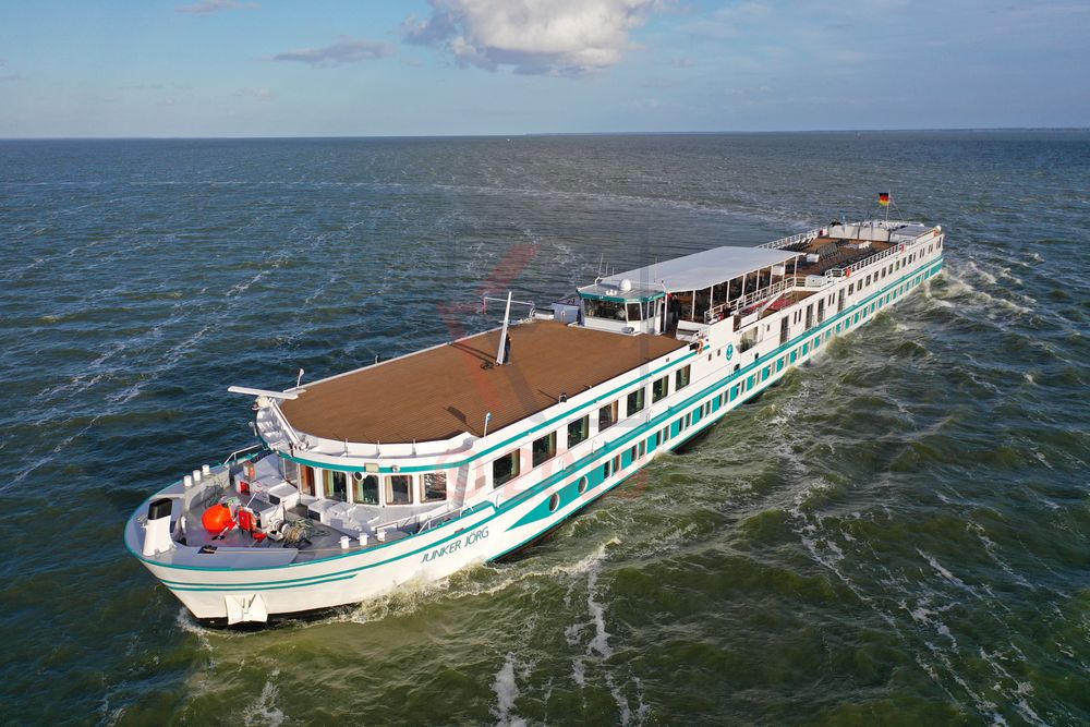 Flusskreuzfahrtschiff MS Junker Joerg bei einem Wendemanöver Flusskreuzfahrtschiff MS Junker Joerg bei einem Wendemanöver