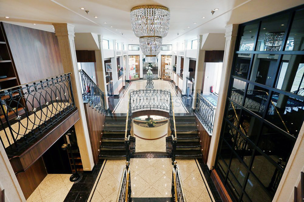 Foyer, Treppenhaus und Fahrstuhlbereich MS Anesha