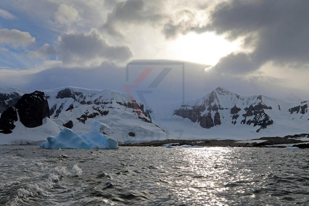 Früh am Morgen mit dem Zodiac vor Cuverville Island, Antarktis Früh am Morgen mit dem Zodiac vor Cuverville Island, Antarktis