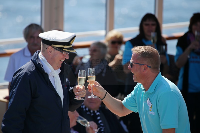 Gästebegrüßung am Kopernikuspool Kapitän Arne Ernstsen und Klaus Gruschka