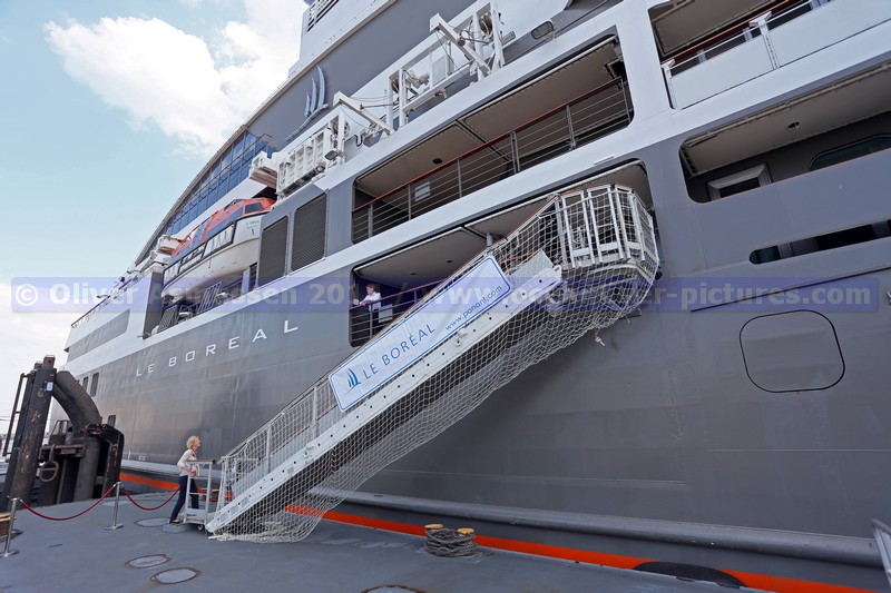Gangway der Le Boreal an der Überseebrücke Hamburg