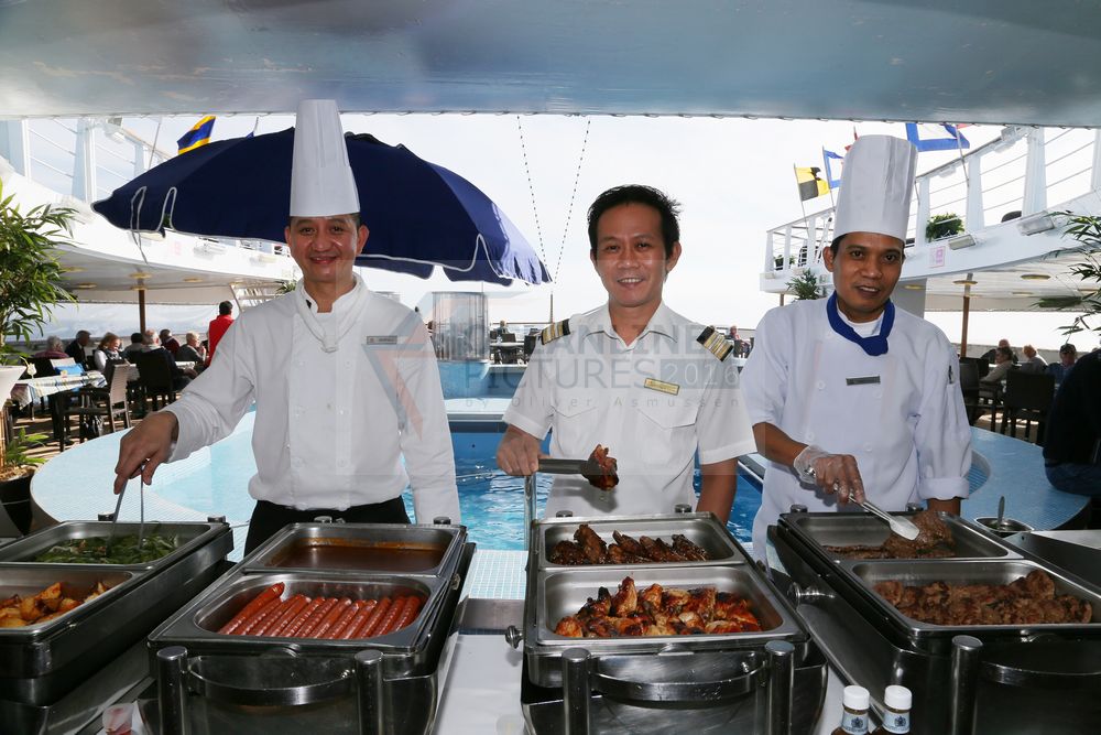 Gilbert, John, Ricky MS Ocean Majesty BBQ am Pool Gilbert, John, Ricky MS Ocean Majesty BBQ am Pool