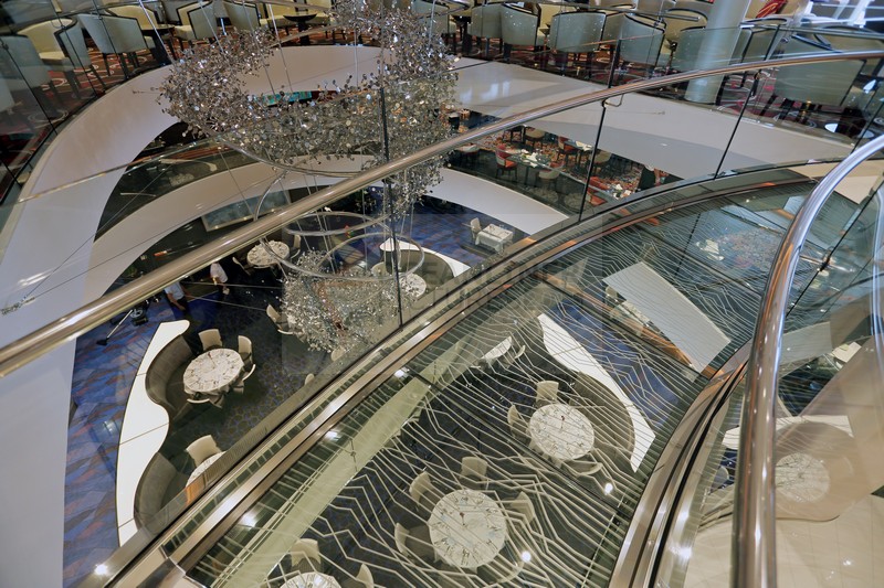 Glasbrücke Schau Bar Mein Schiff 4 und Kronleuchter