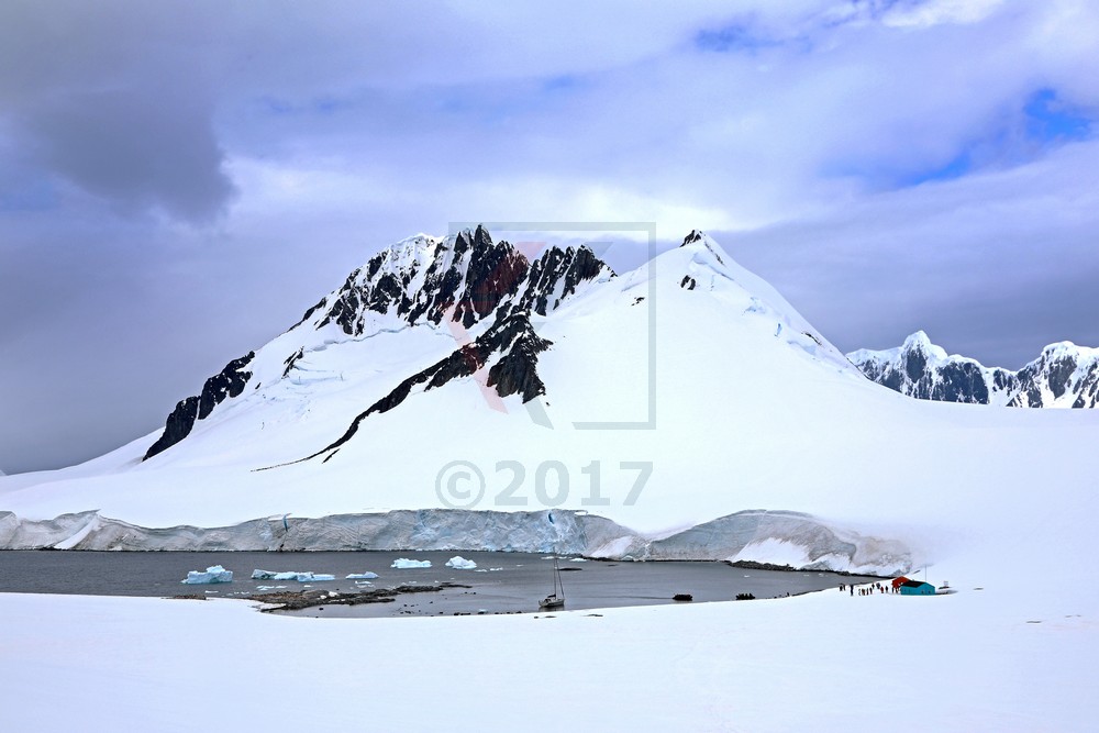 Gletscherlandschaft mit Damoy Hut in Dorian Bay, Wiencke Island, Antarktis Gletscherlandschaft mit Damoy Hut in Dorian Bay, Wiencke Island, Antarktis