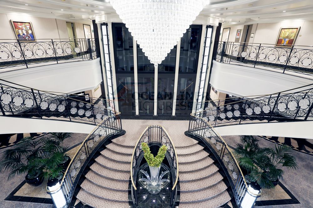 Grand Foyer, Kristallkronleuchter und Lalique Glastisch mit Vase Grand Foyer, Kristallkronleuchter und Lalique Glastisch mit Vase