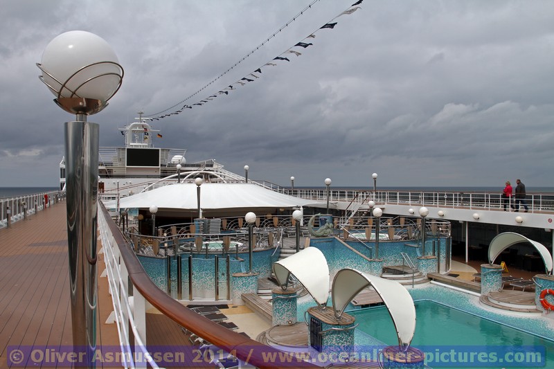 Grosser Poolbereich und Aussendecks der MSC Poesia