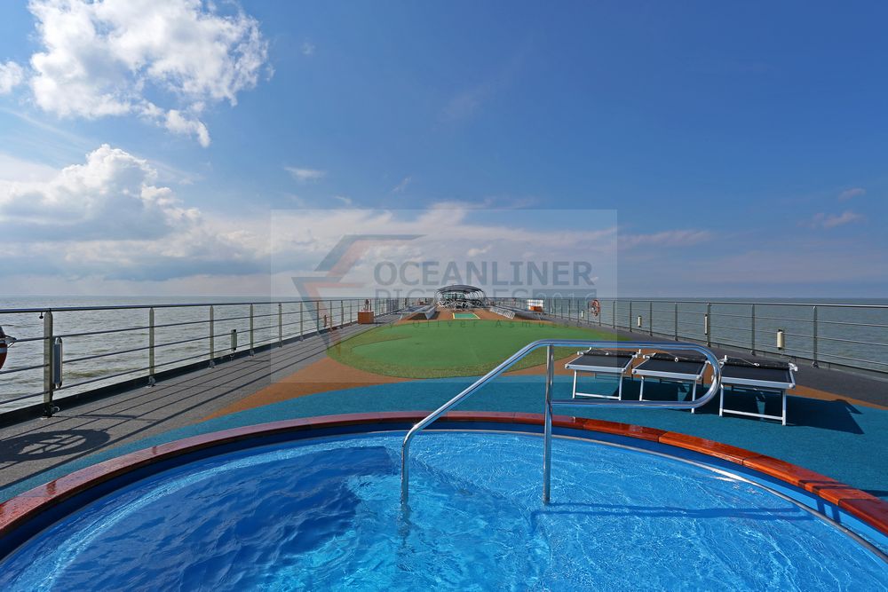 grosses Sonnendeck mit Pool, Minigolf und Schuffleboard MS Alina grosses Sonnendeck mit Pool, Minigolf und Schuffleboard MS Alina