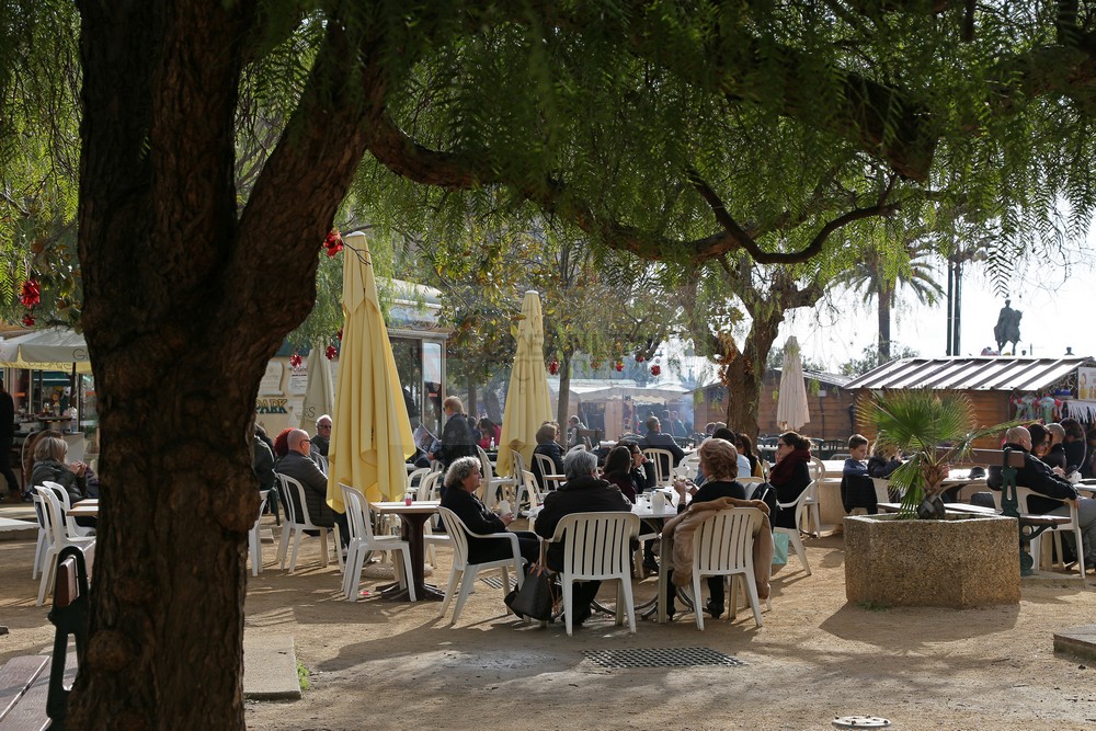 gut besuchte Kafés auf dem Weihnachtsmarkt von Ajaccio