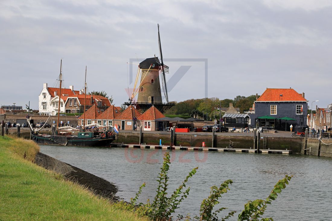 Hafen Zierikzee mit Steinturmmühle De Hoop Hafen Zierikzee mit Steinturmmühle De Hoop