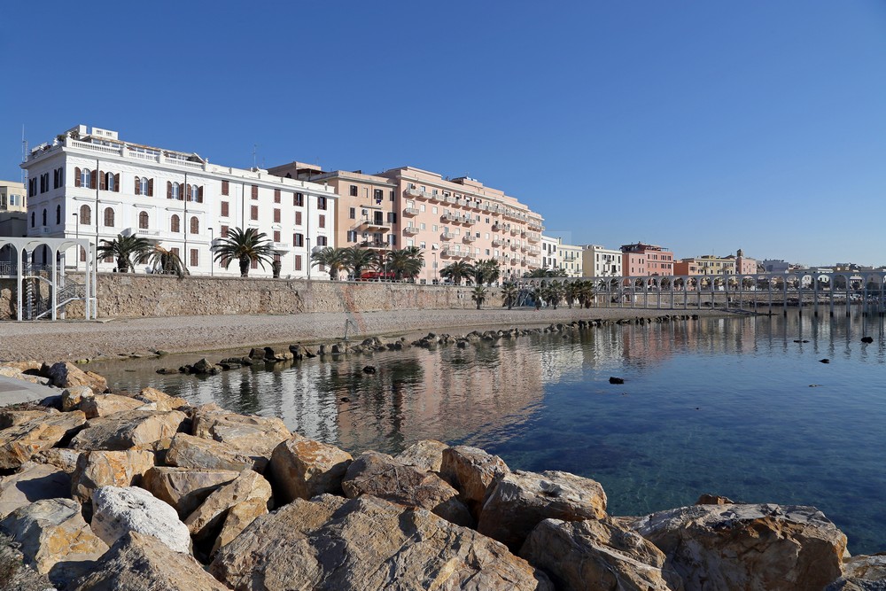 Hafenfront, Treppenaufgang und Bogenbrücke Promenade Civitavecchia